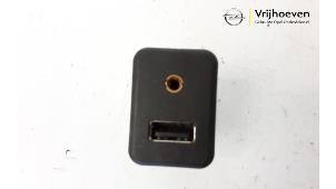 Używane Zlacze AUX/USB Opel Adam 1.2 16V Cena € 10,00 Procedura marży oferowane przez Autodemontage Vrijhoeven B.V.