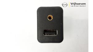 Gebrauchte AUX / USB-Anschluss Opel Adam 1.2 16V Preis € 10,00 Margenregelung angeboten von Autodemontage Vrijhoeven B.V.