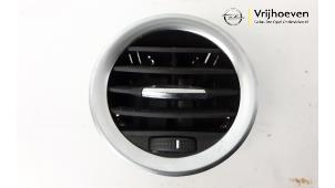Usagé Grille aération tableau de bord Opel Adam 1.0 Ecotec 12V SIDI Turbo Prix € 15,00 Règlement à la marge proposé par Autodemontage Vrijhoeven B.V.