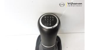 Usados Botón de palanca Opel Corsa D 1.2 16V Precio € 50,00 Norma de margen ofrecido por Autodemontage Vrijhoeven B.V.