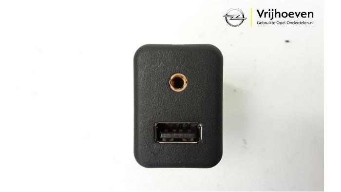 AUX / USB connection from a Opel Corsa E 1.4 16V 2015