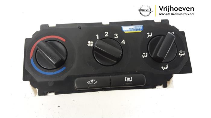 Heater control panel from a Opel Astra G (F67) 1.6 16V 2002