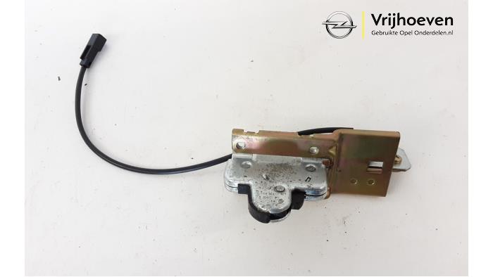 Tailgate lock mechanism from a Opel Astra G (F69) 1.6 2000