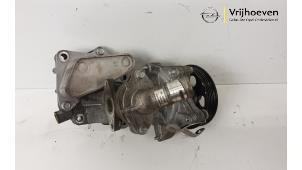Usados Bomba de agua Opel Astra K 1.4 Turbo 16V Precio € 100,00 Norma de margen ofrecido por Autodemontage Vrijhoeven B.V.
