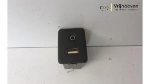 Używane Zlacze AUX/USB Opel Astra K 1.6 CDTI 136 16V Cena € 20,00 Procedura marży oferowane przez Autodemontage Vrijhoeven B.V.