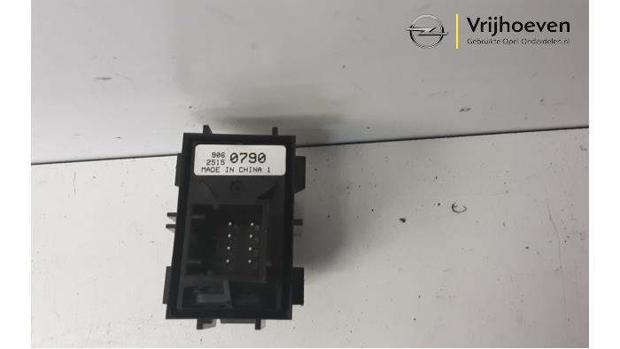 Interruptor de freno de mano de un Opel Astra K 1.6 CDTI 136 16V 2015