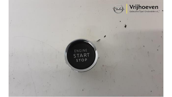Start/Stopp Schalter van een Opel Corsa F (UB/UH/UP) 1.2 Turbo 12V 130 2021