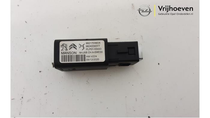 AUX / USB connection from a Opel Corsa F (UB/UH/UP) 1.2 Turbo 12V 130 2021