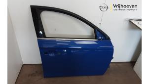 Używane Drzwi prawe przednie wersja 4-drzwiowa Opel Corsa F (UB/UH/UP) 1.2 12V 75 Cena € 500,00 Procedura marży oferowane przez Autodemontage Vrijhoeven B.V.
