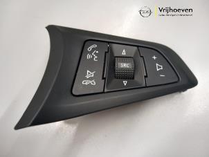 Usados Mando de radio volante Opel Astra K 1.4 16V Precio € 20,00 Norma de margen ofrecido por Autodemontage Vrijhoeven B.V.