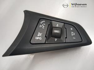 Usados Mando de radio volante Opel Astra K 1.4 16V Precio € 20,00 Norma de margen ofrecido por Autodemontage Vrijhoeven B.V.