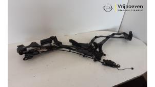 Used Convertible top hinge Opel Astra H Twin Top (L67) 1.8 16V Price € 150,00 Margin scheme offered by Autodemontage Vrijhoeven B.V.