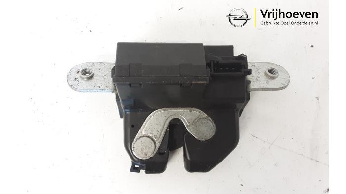 Tailgate lock mechanism from a Opel Corsa D 1.2 16V 2006