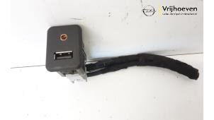 Używane Zlacze AUX/USB Opel Corsa E 1.2 16V Cena € 10,00 Procedura marży oferowane przez Autodemontage Vrijhoeven B.V.