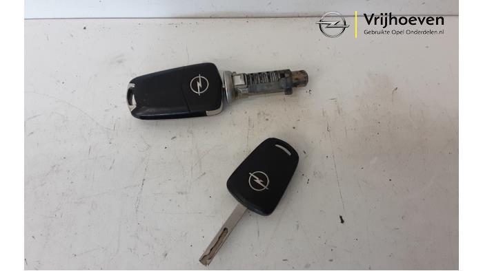 Opel Zafira B Zündschlösser + Schlüssel Vorrat