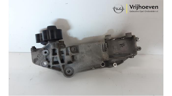 Alternator upper bracket from a Opel Movano 2.3 CDTi 16V FWD 2015