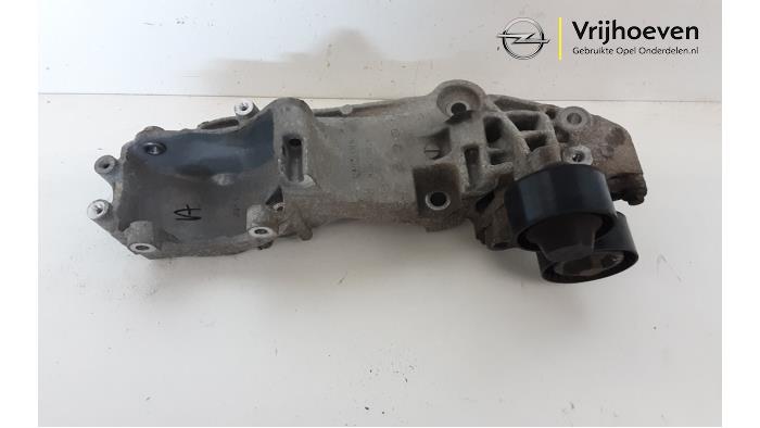 Alternator upper bracket from a Opel Movano 2.3 CDTi 16V FWD 2015