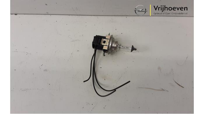 Headlight socket from a Opel Astra J (PC6/PD6/PE6/PF6) 1.4 Turbo 16V 2010