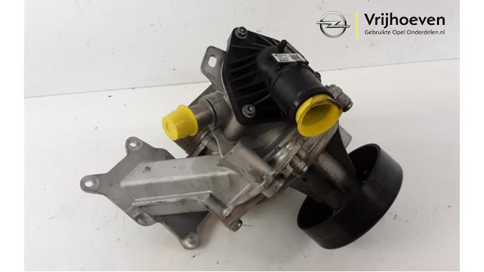 Water pump from a Opel Astra K Sports Tourer 1.2 Turbo 12V 2020