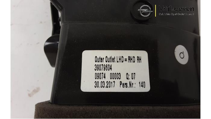 Rejilla de aire de salpicadero de un Opel Astra K 1.0 Turbo 12V 2017