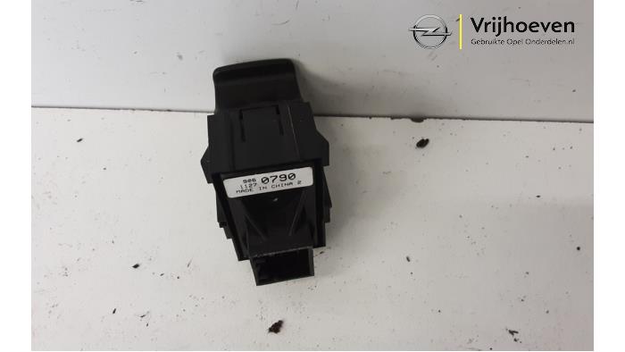 Parking brake switch from a Opel Astra K 1.0 Turbo 12V 2017