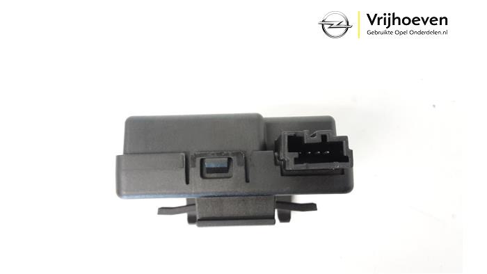 Central door locking module from a Opel Astra K Sports Tourer 1.2 Turbo 12V 2020