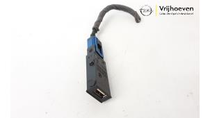 Używane Zlacze AUX/USB Opel Cascada 1.6 Turbo 16V Cena € 15,00 Procedura marży oferowane przez Autodemontage Vrijhoeven B.V.