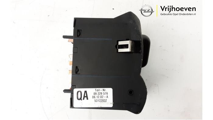 Light switch from a Opel Omega B (25/26/27) 2.2 16V 2003