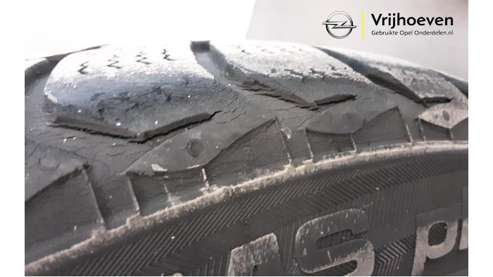 Juego de llantas y neumáticos de invierno de un Opel Agila (B) 1.2 16V 2009