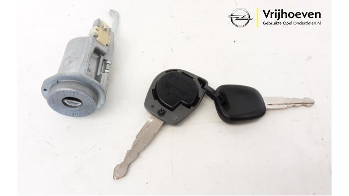 Używane Stacyjka + Kluczyk Opel Agila (B) 1.2 16V Cena € 35,00 Procedura marży oferowane przez Autodemontage Vrijhoeven B.V.