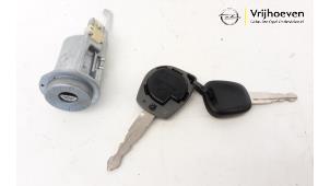 Usagé Serrure de contact + clé Opel Agila (B) 1.2 16V Prix € 35,00 Règlement à la marge proposé par Autodemontage Vrijhoeven B.V.