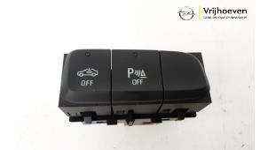 Usados Interruptor PDC Opel Corsa F (UB/UP) 1.2 Turbo 12V 100 Precio € 20,00 Norma de margen ofrecido por Autodemontage Vrijhoeven B.V.