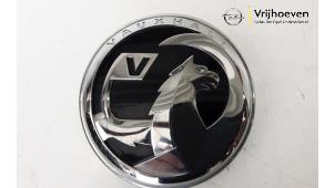 Używane Uchwyt tylnej klapy Opel Corsa F (UB/UH/UP) 1.2 Turbo 12V 100 Cena € 45,00 Procedura marży oferowane przez Autodemontage Vrijhoeven B.V.