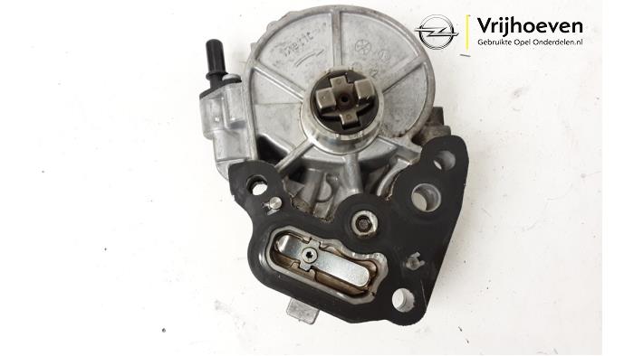 Brake servo vacuum pump from a Opel Astra K 1.0 SIDI Turbo 12V 2019