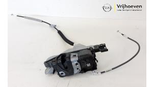 Używane Mechanizm blokady drzwi lewych przednich wersja 4-drzwiowa Opel Grandland/Grandland X 1.5 CDTI Cena € 50,00 Procedura marży oferowane przez Autodemontage Vrijhoeven B.V.