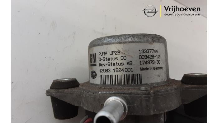 Vacuum pump (petrol) from a Opel Meriva 1.4 Turbo 16V Ecotec 2012