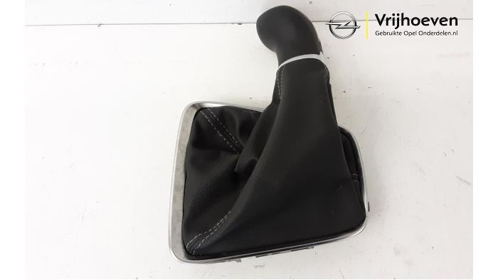 Gear stick knob from a Opel Corsa F (UB/UH/UP) 1.2 12V 75 2022