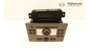 Używane Radioodtwarzacz CD Opel Tigra Twin Top 1.4 16V Cena € 50,00 Procedura marży oferowane przez Autodemontage Vrijhoeven B.V.