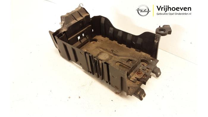 Caja de batería de un Opel Corsa E 1.6 OPC Turbo 16V 2015