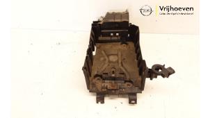 Usados Caja de batería Opel Corsa E 1.6 OPC Turbo 16V Precio € 20,00 Norma de margen ofrecido por Autodemontage Vrijhoeven B.V.