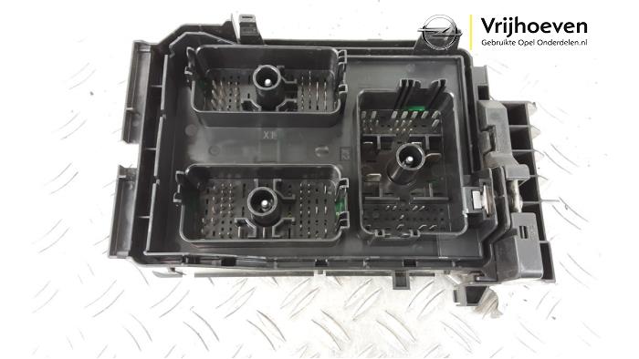 Fuse box Opel Astra K 1.4 Turbo 16V - 39040851 GM