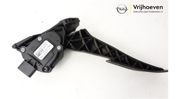 Accelerator pedal from a Opel Astra K 1.4 Turbo 16V 2015