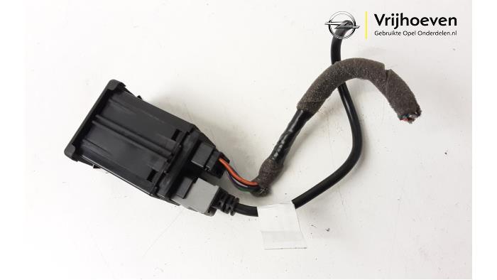 AUX / USB connection from a Opel Zafira Tourer (P12) 2.0 CDTI 16V 165 Ecotec 2014