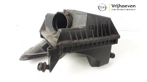 Używane Obudowa filtra powietrza Opel Zafira Tourer (P12) 2.0 CDTI 16V 165 Ecotec Cena € 30,00 Procedura marży oferowane przez Autodemontage Vrijhoeven B.V.