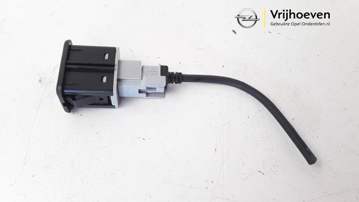 AUX / USB-Anschluss van een Opel Corsa E 1.4 16V 2015
