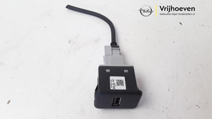 AUX / USB connection from a Opel Corsa E 1.4 16V 2015