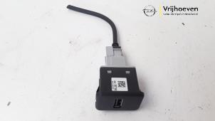Używane Zlacze AUX/USB Opel Corsa E 1.4 16V Cena € 10,00 Procedura marży oferowane przez Autodemontage Vrijhoeven B.V.