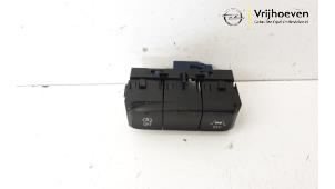 Gebrauchte Schalter (sonstige) Opel Corsa F (UB/UH/UP) 1.2 12V 75 Preis € 20,00 Margenregelung angeboten von Autodemontage Vrijhoeven B.V.