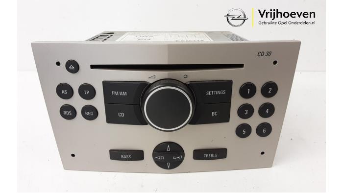 Radio CD player from a Opel Astra H Twin Top (L67) 1.6 16V 2006