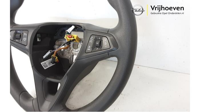 Volant d'un Opel Astra K 1.0 SIDI Turbo 12V 2016